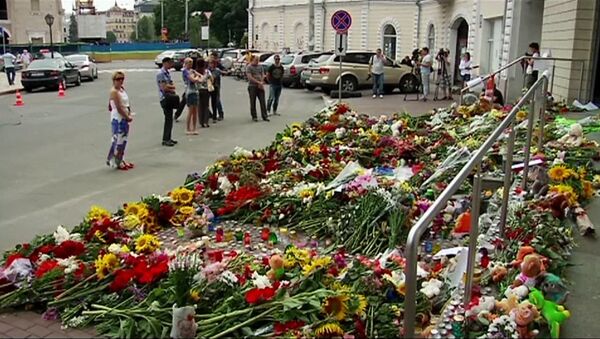 Люди принесли свечи, цветы и игрушки к посольству Нидерландов в Киеве