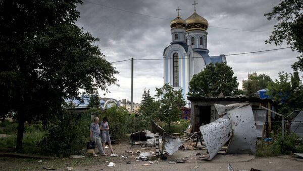 Жители Луганска после артиллерийского обстрела города