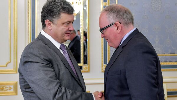 Президент Украины Петр Порошенко (слева) и министр иностранных дел Нидерландов Франс Тиммерманс во время встречи в Киеве