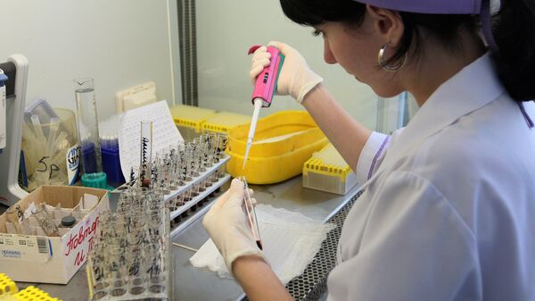Лаборантка проводит анализ крови на ВИЧ-статус