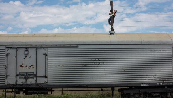 Вагон поезда с телами погибших в авиакатастрофе малайзийского Boeing 777 перед отправкой в Донецк на станции города Торез