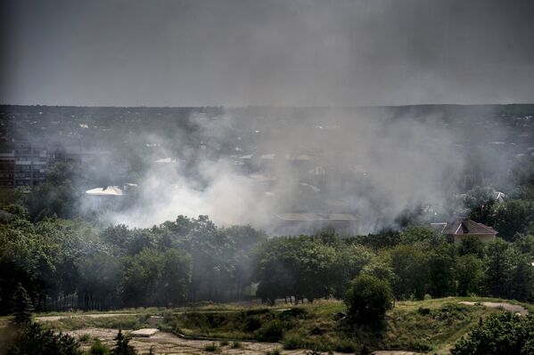 Пожар в одном из домов Луганска, загоревшемся в результате попадания снаряда во время артиллерийского обстрела города украинскими силовиками