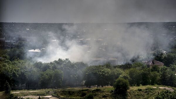 Пожар в одном из домов Луганска, загоревшемся в результате попадания снаряда во время артиллерийского обстрела города украинскими силовиками. Архивное фото