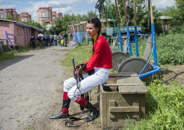 Жокей после скачек в рамках Всероссийского фестиваля орловского рысака в Омске