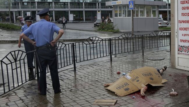 Милиция возле железнодорожного вокзала в Донецке. Архивное фото