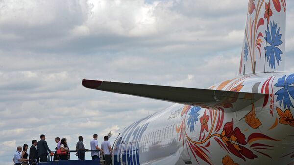 Российский пассажирский самолет Sukhoi Superjet 100 на Международном авиационно-космическом салоне Фарнборо-2014