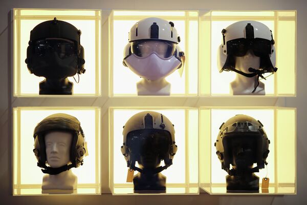 Военные шлемы на стенде Transaero на авиационно-космическом салоне Фарнборо-2014