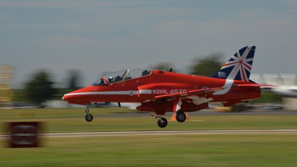 Учебно-тренировочный самолет BAE Hawk пилотажной группы Королевских ВВС Великобритании Красные стрелы