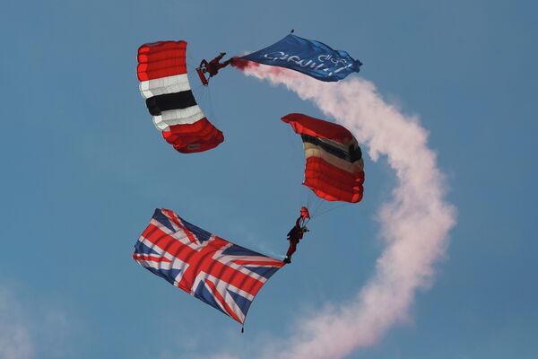 Выступление британской парашютной группы Red Devils на авиационно-космическом салоне Фарнборо-2014