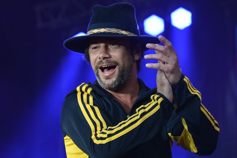 Солист британской группы Jamiroquai Джей Кей выступает на музыкальном фестивале под открытым небом Пикник Афиши в музее-заповеднике Коломенское