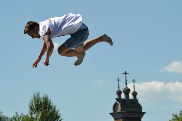 Молодой человек участвует в одном из конкурсов на музыкальном фестивале под открытым небом Пикник Афиши в музее-заповеднике Коломенское