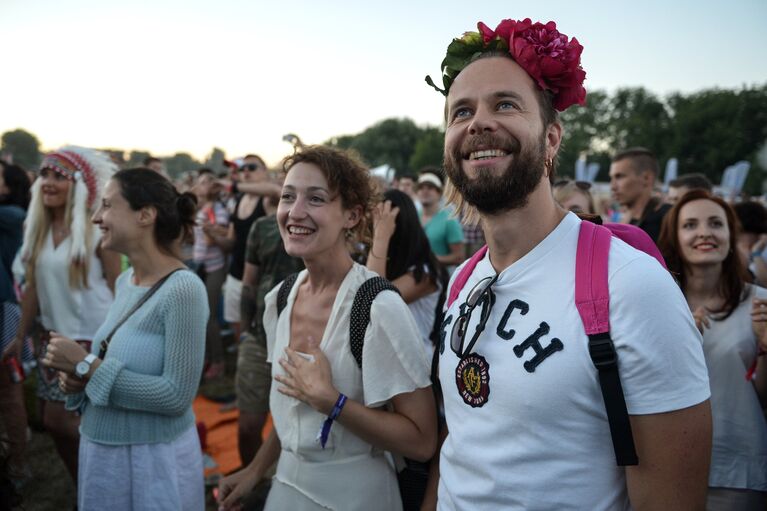 Зрители на музыкальном фестивале под открытым небом Пикник Афиши в музее-заповеднике Коломенское