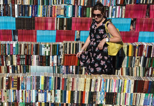 Продажа книг на музыкальном фестивале под открытым небом Пикник Афиши в музее-заповеднике Коломенское