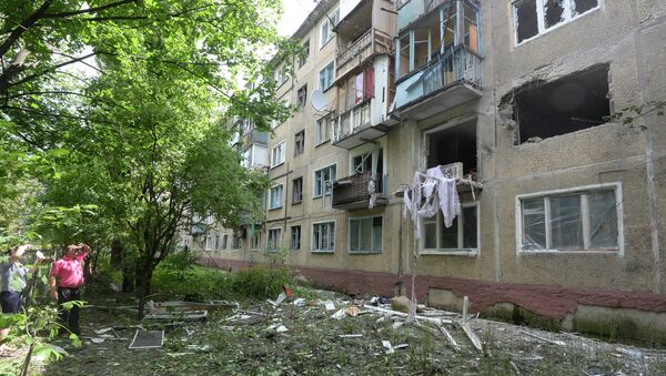 Жилой многоквартирный дом на окраине Донецка, пострадавший от артиллерийского обстрела. Архивное фото.