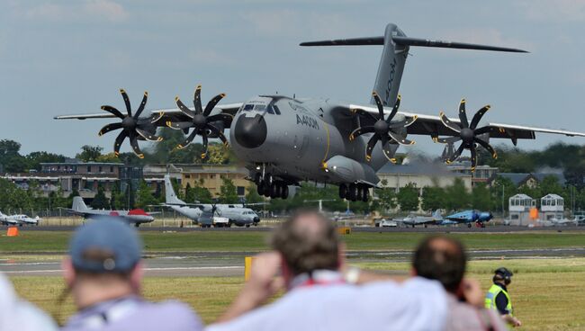 Грузовой самолет Airbus A400M Grizzly на Фарнборо-2014. Архивное фото