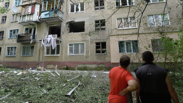 Жилой многоквартирный дом на окраине Донецка, пострадавший от артиллерийского обстрела города украинскими силовиками