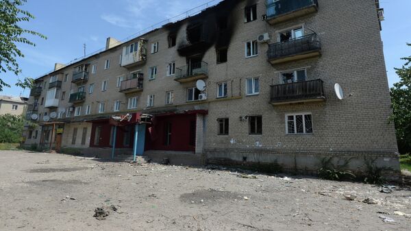 Дом в поселке Пески Донецкой области, пострадавший от обстрела силовиками. Архивное фото