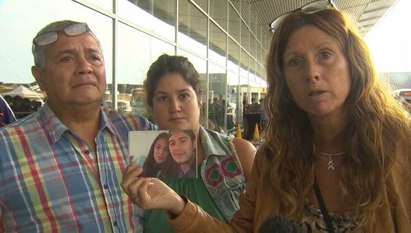 Родные погибших при крушении Boeing 777 плакали и просили передать им тела