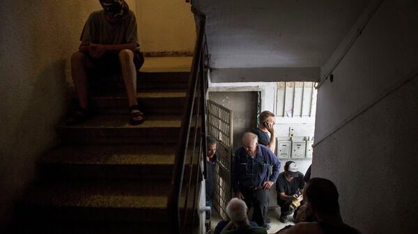 Жители города Тель-Авив укрываются в здании во время ракетного обстрела
