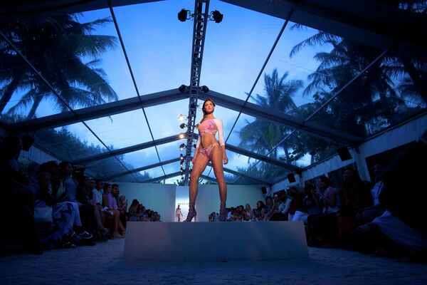 Неделя пляжной моды Mercedes-Benz Fashion Week в Майами