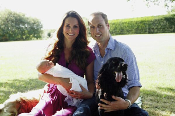 Герцогиня Кэтрин, принц Уильям, их сын принц Джордж и коккер-спаниель Лупо