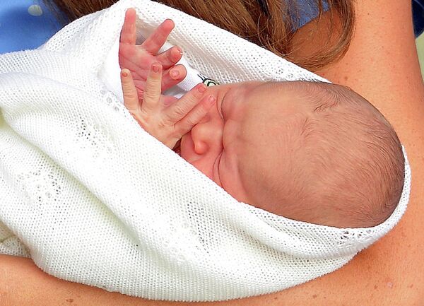 Герцогиня Кэтрин держит новорожденного сына принца Джорджа