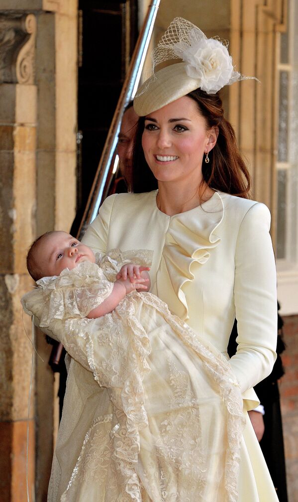 Герцогиня Кэтрин держит принца Джорджа после крестин