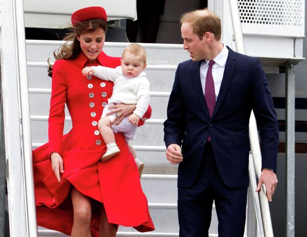 Принц Уильям со своей женой герцогиней Кейт и с сыном принцем Джорджем во время поездки в Новую Зеландию