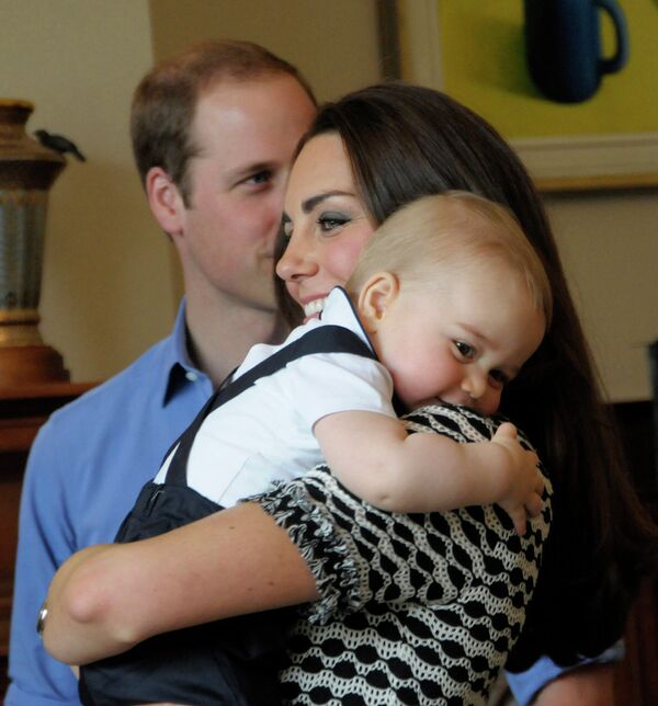 Принц Уильям со своей женой герцогиней Кейт и с сыном принцем Джорджем во время поездки в Австралию