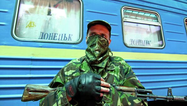 Боец народного ополчения на железнодорожном вокзале в Донецке