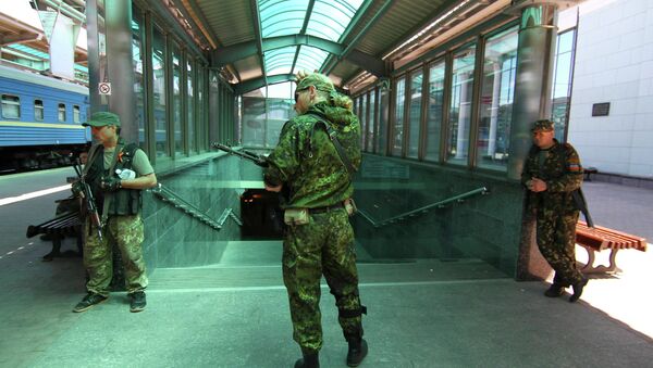 Бойцы народного ополчения на железнодорожном вокзале в Донецке