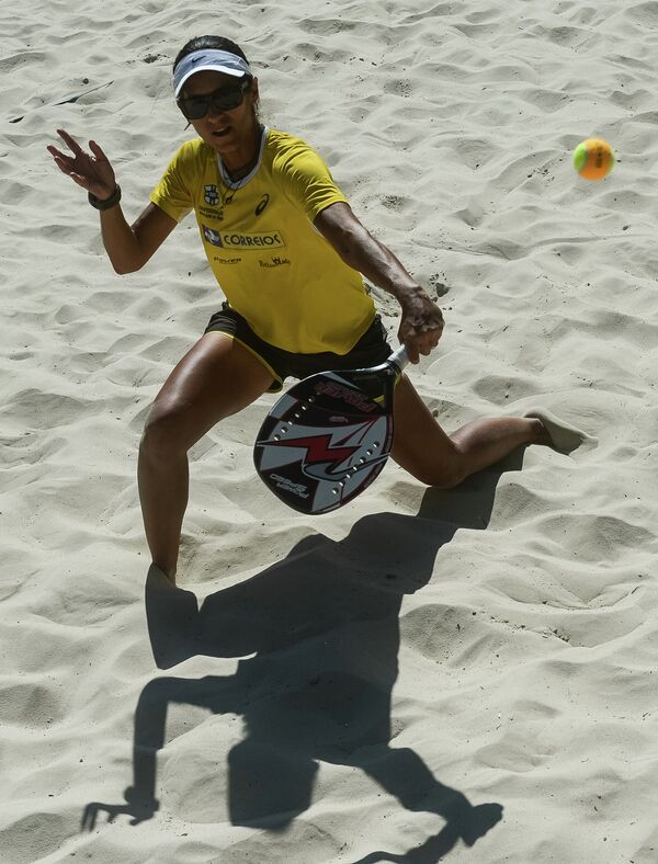 Лорена Мело (Бразилия) в финальном матче между командами Италии и Бразилии на командном чемпионате мира по пляжному теннису
