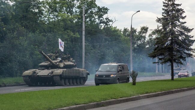 Бойцы народного ополчения на дороге в Донецке