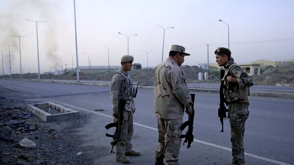 Афганские военные во время столкновений с талибами