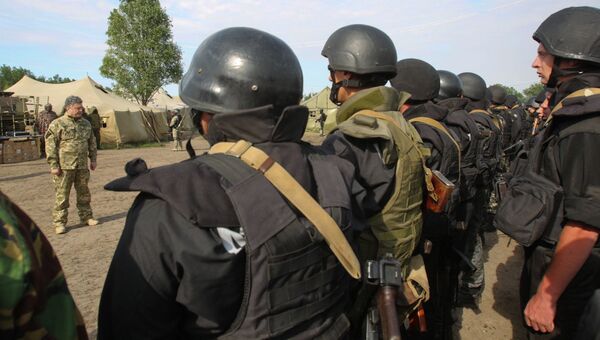Президент Украины Петр Порошенко с бойцами Национальной гвардии