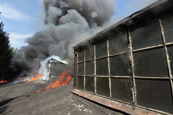 Пожар в инструментальном цехе завода Точмаш после артиллерийского обстрела города Донецка украинской армией