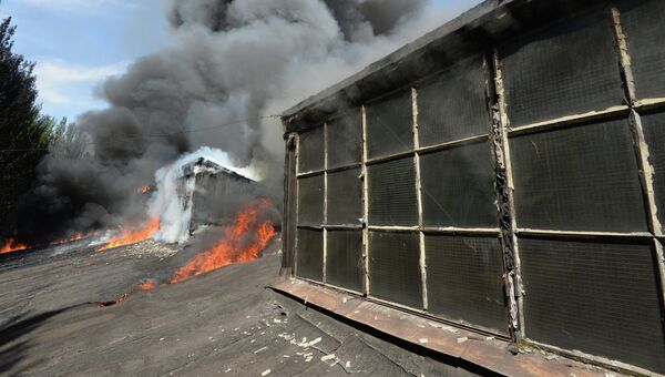 Пожар в инструментальном цехе завода Точмаш после артиллерийского обстрела города Донецка украинской армией