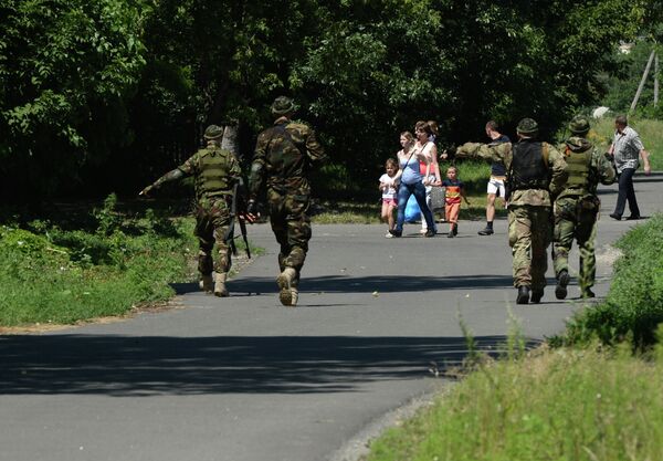 Ополченцы проводят эвакуацию жителей Донецка из зоны боевых действий с украинскими силовиками в районе железнодорожного вокзала