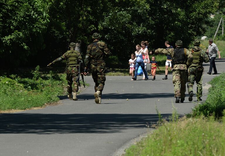 Ополченцы проводят эвакуацию жителей Донецка из зоны боевых действий с украинскими силовиками в районе железнодорожного вокзала