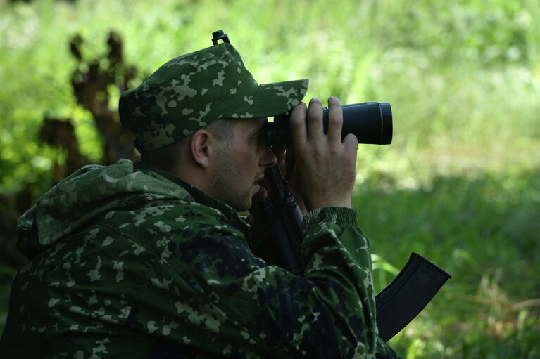 Ополченцы ДНР в районе железнодорожного вокзала в Донецке , где проходили боестолкновения с украинскими силовиками