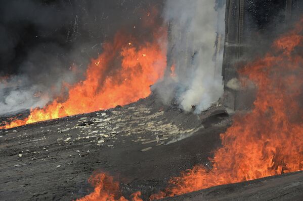 Пожар в инструментальном цехе завода Точмаш после артиллерийского обстрела города Донецка украинской армие