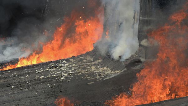 Пожар в инструментальном цехе завода Точмаш после артиллерийского обстрела города Донецка украинской армие