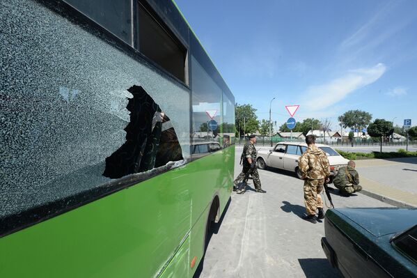 Ополченцы ДНР в районе железнодорожного вокзала в Донецке, где происходили боестолкновения с украинскими силовиками