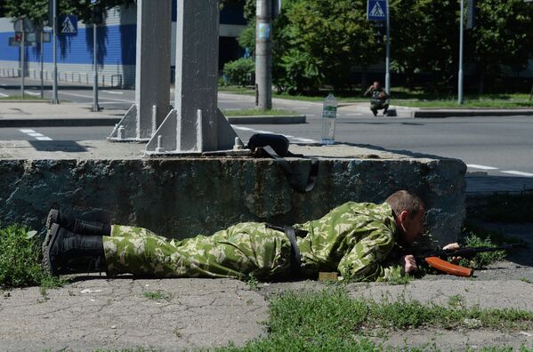Ополченцы ДНР в районе железнодорожного вокзала в Донецке, где проходили боестолкновения с украинскими силовиками