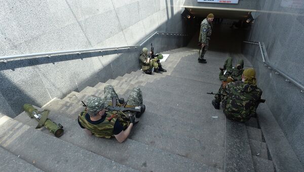 Ополченцы ДНР в районе железнодорожного вокзала в Донецке. Архивное фото