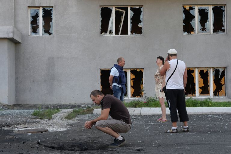 Жильцы многоэтажного дома, пострадавшего после артиллерийского обстрела города Донецка украинской армией