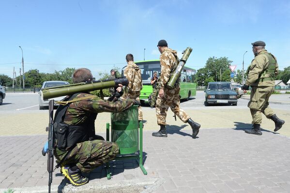 Ополченцы ДНР в районе железнодорожного вокзала в Донецке, где происходили боестолкновения с украинскими силовиками
