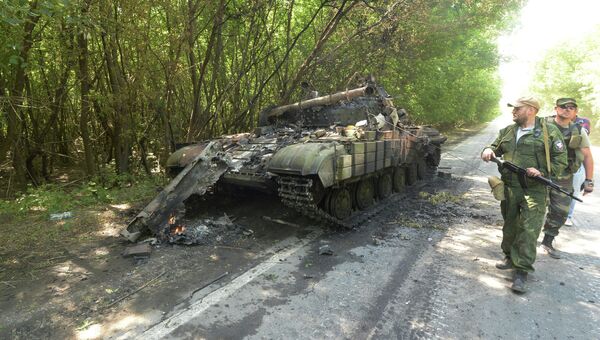 Подбитый ополченцами танк украинской армии на окраине Донецка. Архивное фото