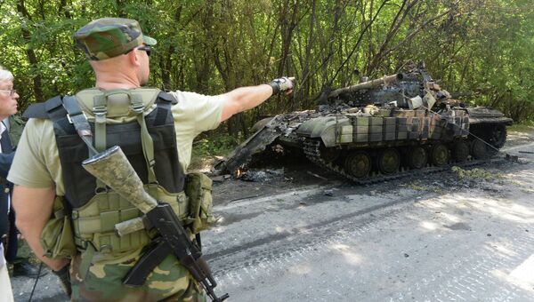 Подбитый ополченцами танк украинской армии на окраине Донецка.