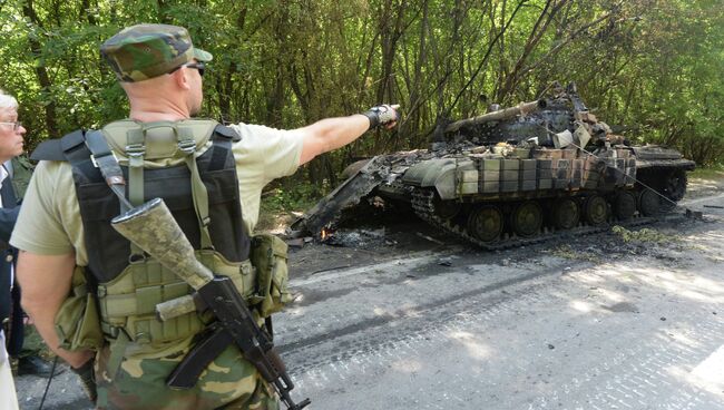 Подбитый ополченцами танк украинской армии на окраине Донецка.